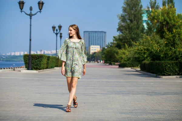 Full Body Portrait Young Beautiful Brunette Woman Green Dress — Stock Photo, Image