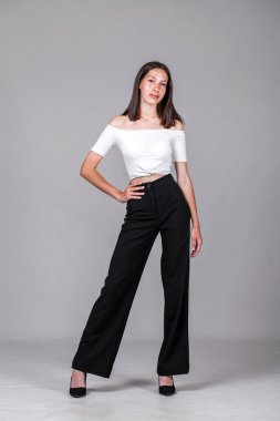 Stüdyoda gri arka planda izole edilmiş güzel bir kızın portresi.