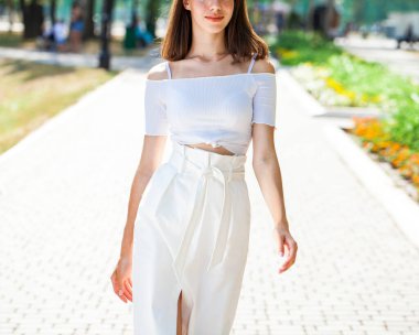 Yüzünde çiller olan güzel kahverengi saçlı bir kızın portresi.