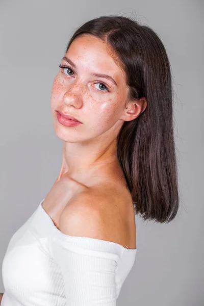 Retrato Joven Hermosa Chica Estudio Aislado Sobre Fondo Gris —  Fotos de Stock