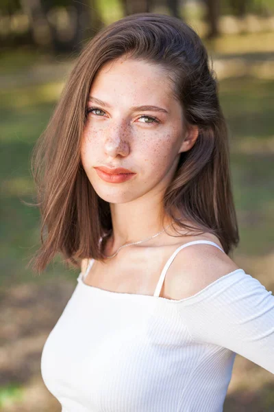 Yüzünde Çiller Olan Güzel Kahverengi Saçlı Bir Kızın Portresi — Stok fotoğraf