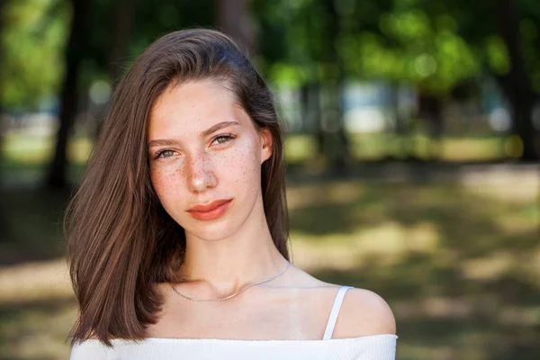 Porträtt Ung Vacker Brunhårig Flicka Med Fräknar Ansiktet — Stockfoto