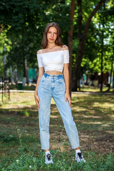Retrato Comprimento Total Jovem Menina Bonita Jeans Azul Posando Parque — Fotografia de Stock