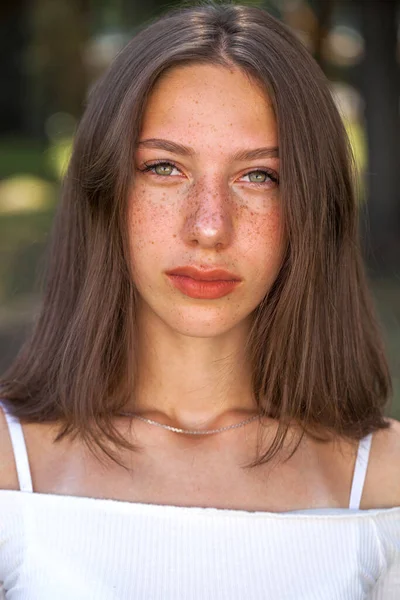 Potret Seorang Gadis Muda Berambut Coklat Yang Cantik Dengan Bintik — Stok Foto