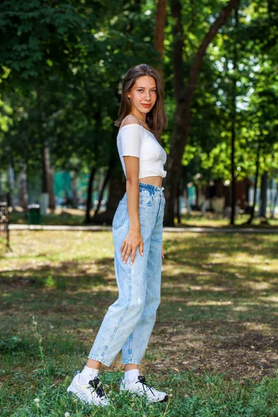 Retrato Comprimento Total Jovem Menina Bonita Jeans Azul Posando Parque — Fotografia de Stock