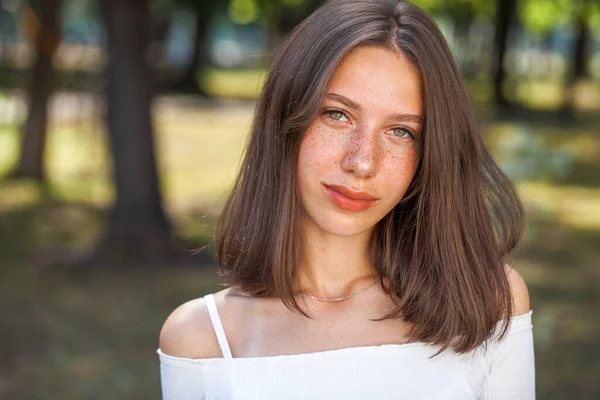 Πορτρέτο Μιας Νεαρής Όμορφης Καστανής Κοπέλας Φακίδες Στο Πρόσωπό Της — Φωτογραφία Αρχείου