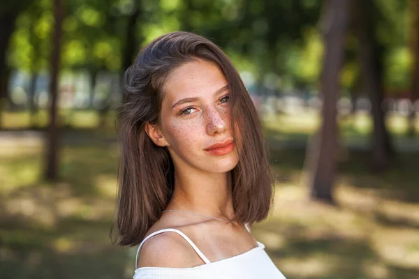 Portret Van Een Jong Mooi Bruinharig Meisje Met Sproeten Haar — Stockfoto