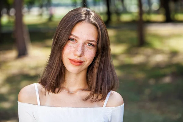 Portrait Young Beautiful Brown Haired Girl Freckles Her Face — Stock Photo, Image