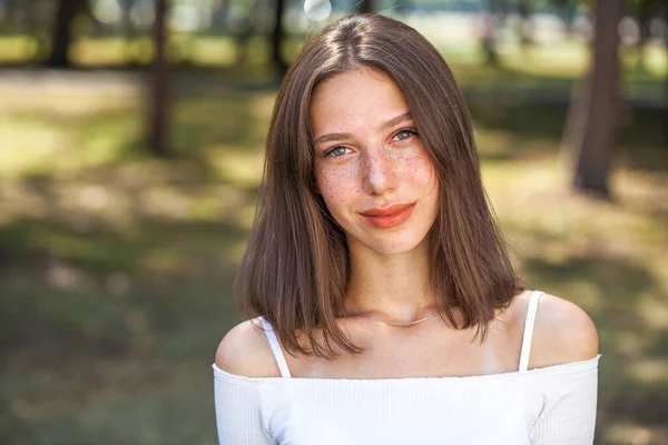 Retrato Una Joven Hermosa Morena Con Pecas Cara —  Fotos de Stock