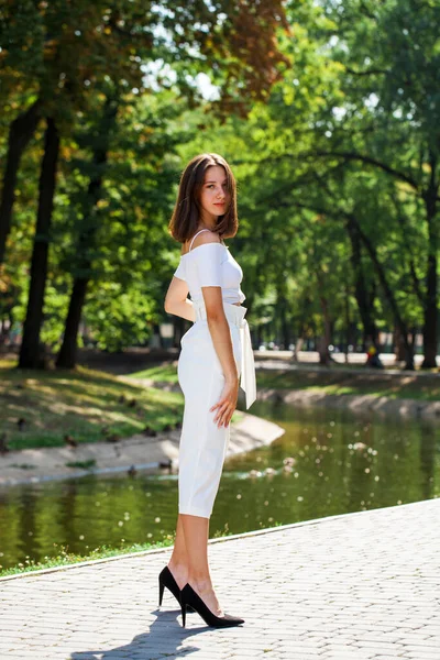 Plný Portrét Mladá Krásná Dívka Bílé Sukni Pózující Letním Parku — Stock fotografie