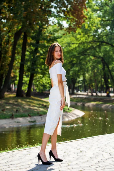 Retrato Cuerpo Entero Una Joven Hermosa Con Una Falda Blanca — Foto de Stock