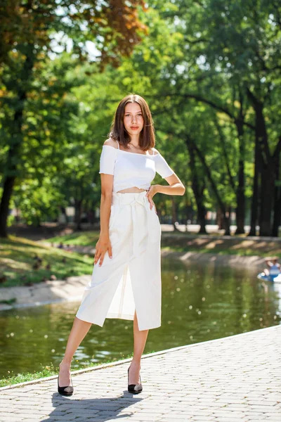 Retrato Cuerpo Entero Una Joven Hermosa Con Una Falda Blanca — Foto de Stock