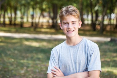 Açık hava yaz parkında genç bir sarışının portresi.