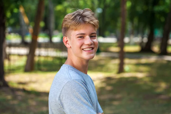 Närbild Porträtt Ung Blond Kille Sommarpark Utomhus — Stockfoto