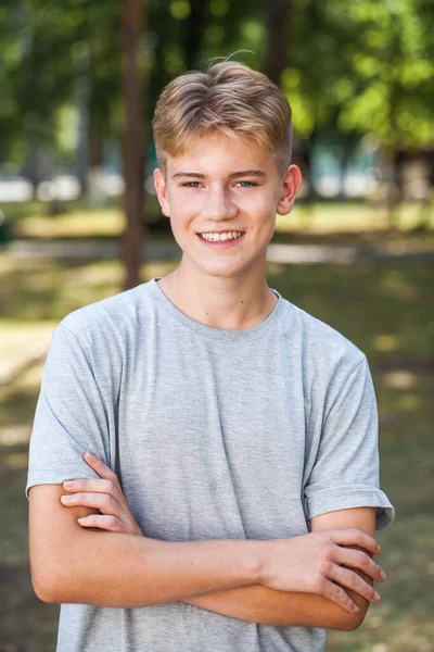 Nahaufnahme Porträt Eines Jungen Blonden Typen Sommerpark Freien — Stockfoto