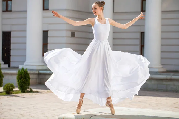 Danseres Een Lange Witte Rok Dansend Achtergrond Van Het Theater — Stockfoto