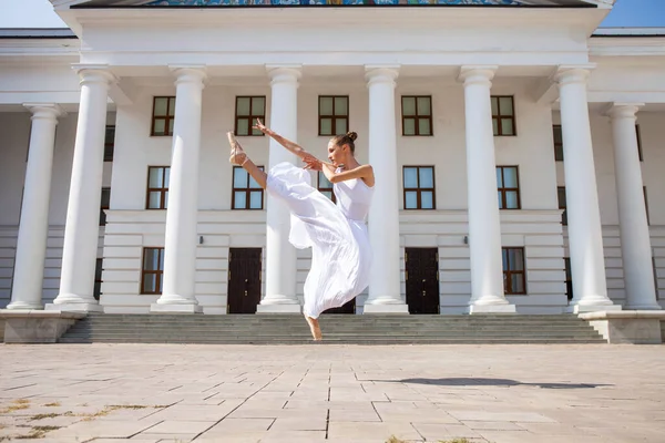 Tanečnice Dlouhé Bílé Sukni Tančící Pozadí Divadla — Stock fotografie