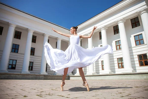 Tanečnice Dlouhé Bílé Sukni Tančící Pozadí Divadla — Stock fotografie