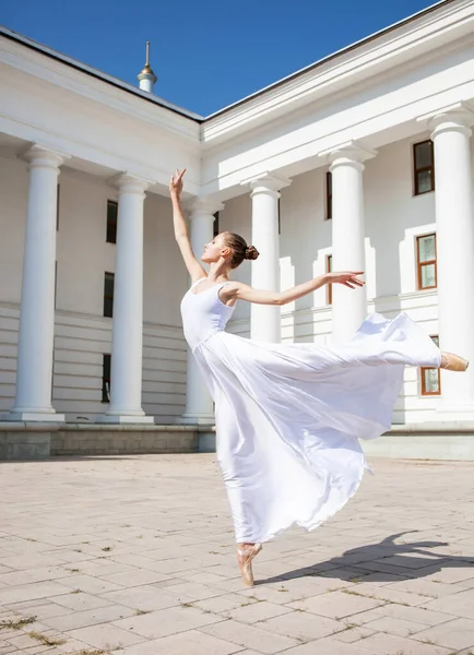 Danseres Een Lange Witte Rok Dansend Achtergrond Van Het Theater — Stockfoto