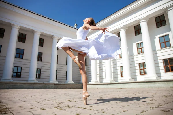 Danseres Een Lange Witte Rok Dansend Achtergrond Van Het Theater — Stockfoto