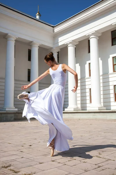 Táncos Egy Hosszú Fehér Szoknya Tánc Háttérben Színház — Stock Fotó