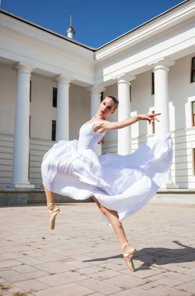 Bailarina Una Larga Falda Blanca Bailando Sobre Fondo Del Teatro —  Fotos de Stock