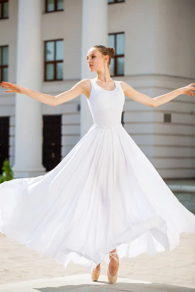 Danseuse Dans Une Longue Jupe Blanche Dansant Sur Fond Théâtre — Photo