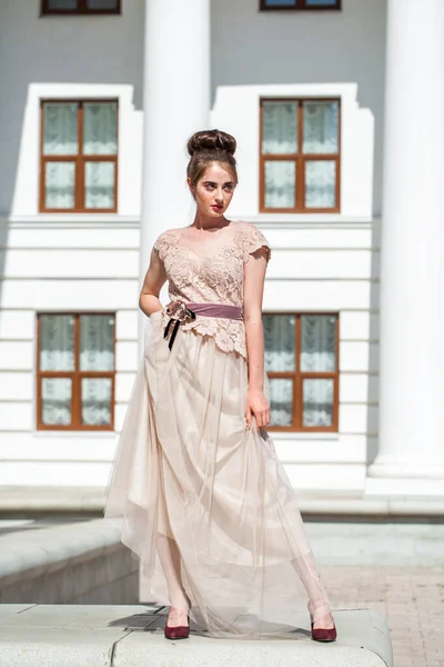 Young Beautiful Brunette Luxurious Beige Dress Posing Street — Stock Photo, Image