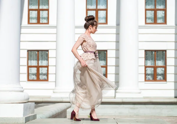 Jovem Morena Bonita Vestido Bege Luxuoso Posando Rua — Fotografia de Stock