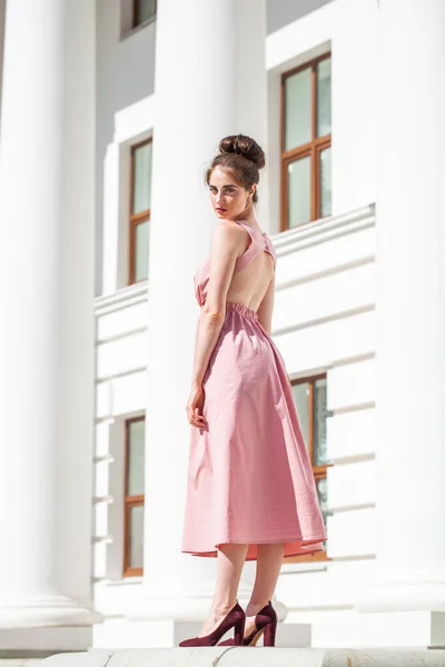 Junge Schöne Brünette Einem Luxuriösen Beigen Kleid Posiert Auf Der — Stockfoto