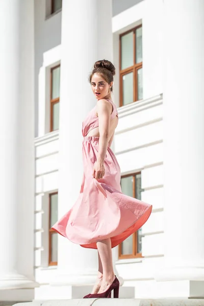 Jong Mooi Brunette Een Luxe Beige Jurk Poseren Straat — Stockfoto