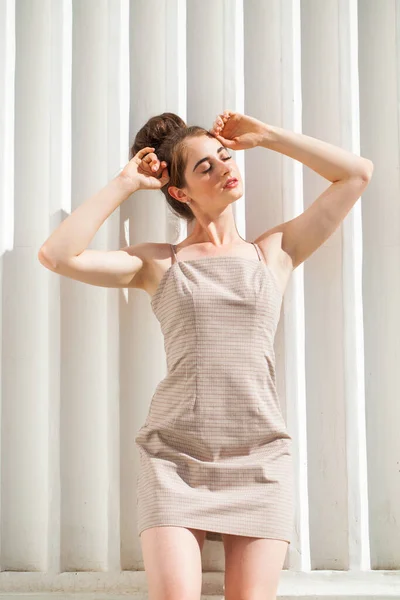 Retrato Una Joven Hermosa Con Vestido Beige Corto — Foto de Stock