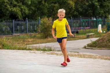 Bir yaz parkındaki küçük bir çocuğun yakın plan portresi.