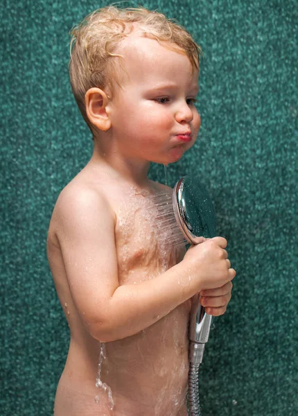 Kleine Jongen Wast Zich Onder Douche — Stockfoto