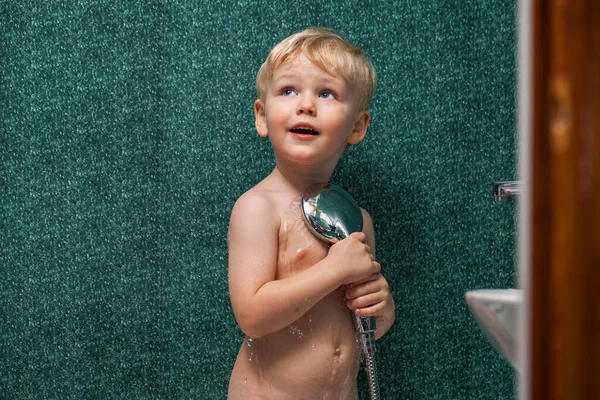 小男孩在洗澡水 — 图库照片