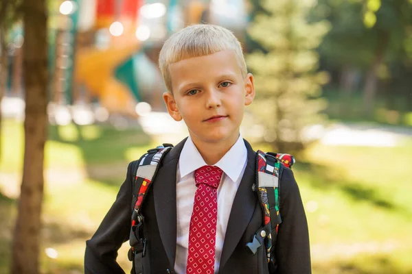 První Třída Portrét Mladého Pohledného Chlapce Školní Uniformě — Stock fotografie