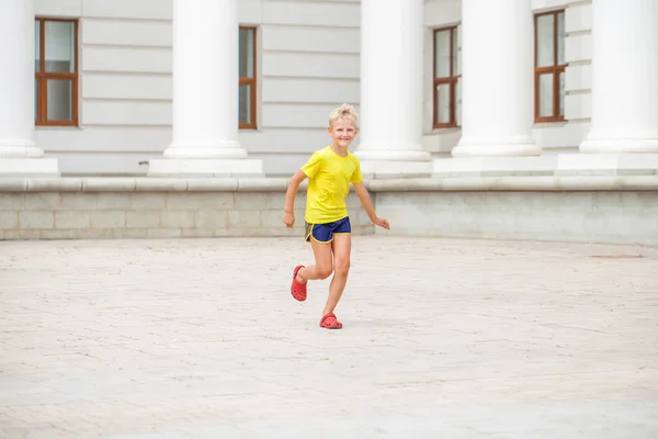 Nahaufnahme Porträt Eines Kleinen Jungen Einem Sommerpark — Stockfoto