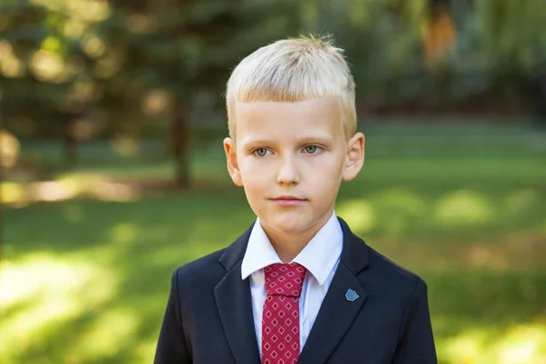 První Třída Portrét Mladého Pohledného Chlapce Školní Uniformě — Stock fotografie