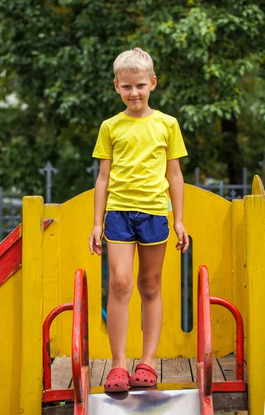 Zbliżenie Portret Małego Chłopca Letnim Parku — Zdjęcie stockowe