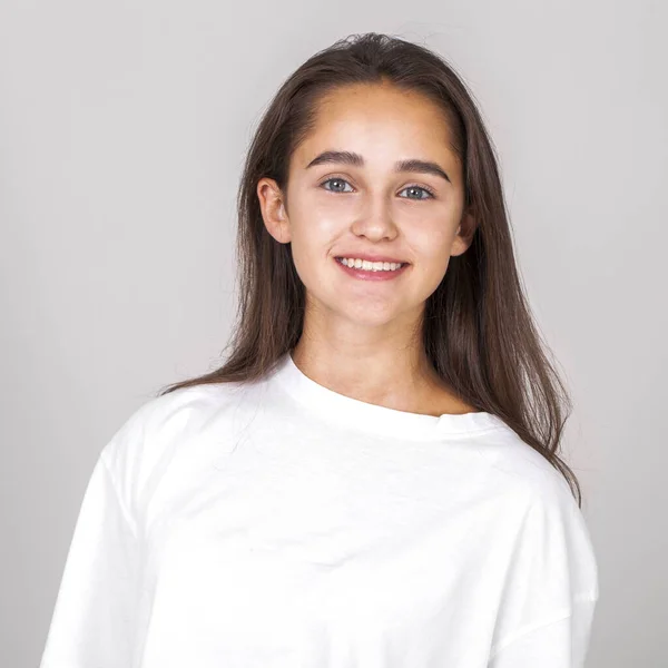 Close Retrato Uma Jovem Bela Mulher Morena Feliz Isolado Fundo — Fotografia de Stock