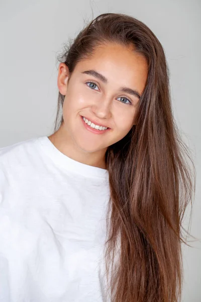 Close Portret Van Een Jong Mooi Gelukkig Brunette Vrouw Geïsoleerd — Stockfoto