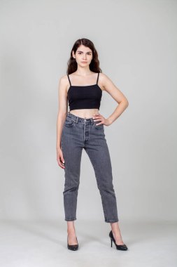 Gri kotlu güzel bir esmer modelin vücut portresi.