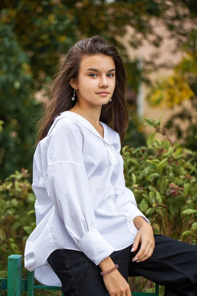 Retrato Una Joven Adolescente Con Camisa Blanca — Foto de Stock