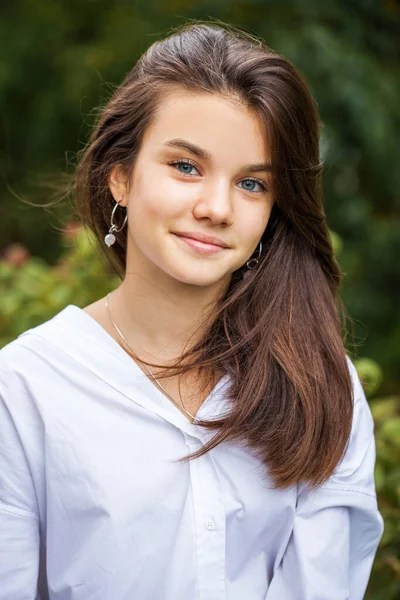 Retrato Uma Jovem Adolescente Camisa Branca — Fotografia de Stock