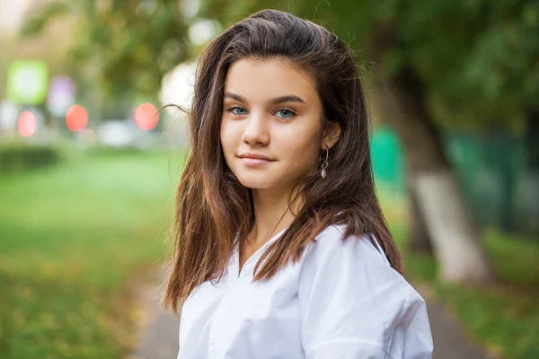 Portret Van Een Jong Tienermeisje Wit Shirt — Stockfoto