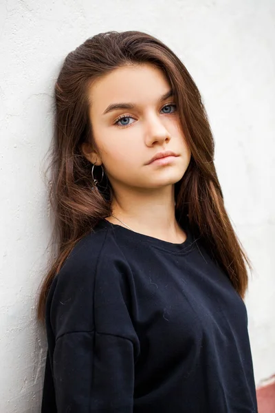 Close Retrato Uma Jovem Bela Menina Morena Isolado Fundo Parede — Fotografia de Stock