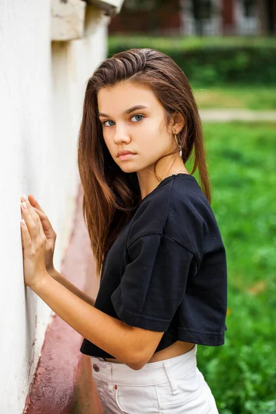 Portret Van Een Jong Mooi Brunette Meisje Herfst Park Buiten — Stockfoto