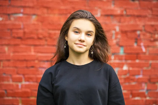 Retrato Uma Jovem Adolescente Fundo Parede Tijolo Vermelho — Fotografia de Stock