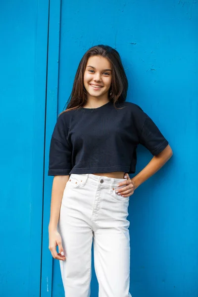 Retrato Uma Jovem Adolescente Fundo Parede Azul — Fotografia de Stock