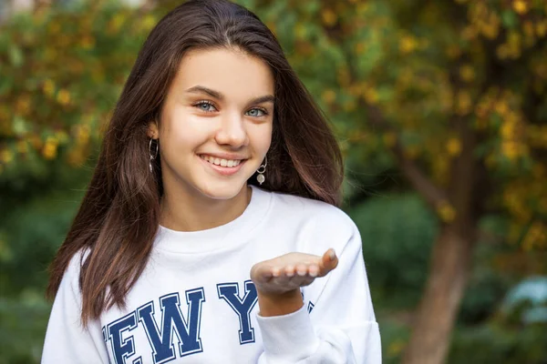 Genç Güzel Bir Esmer Kızın Portresi Sonbahar Parkı Açık Havada — Stok fotoğraf